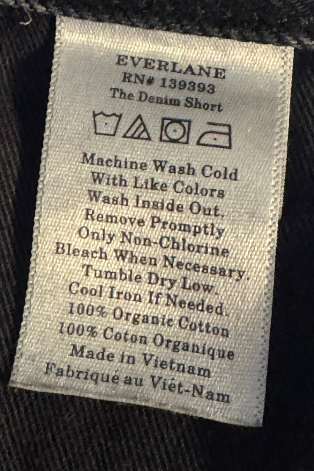 Label from the "The Denim Short" from  Everlane in grey, organic cotton, size L.