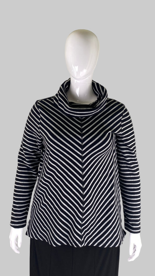 Tribal turtle neck sweater (XL)